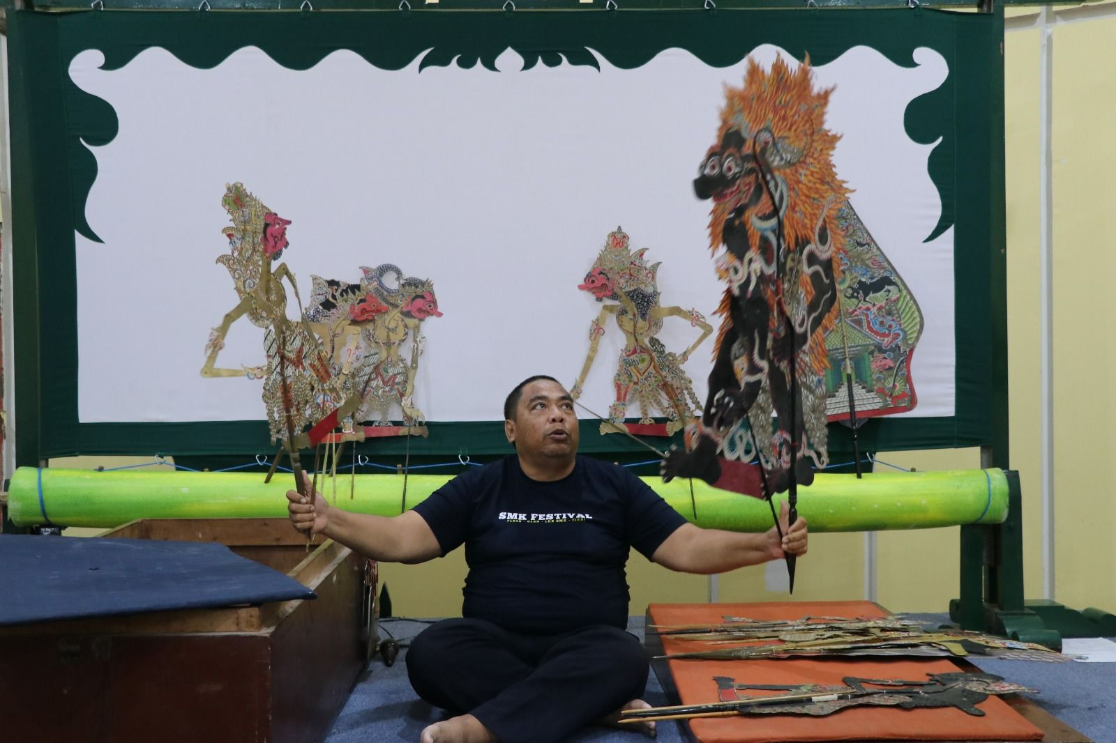 Salah satu peserta pelatihan Upskilling dan Reskilling Seni Pedalangan tengah memainkan wayang