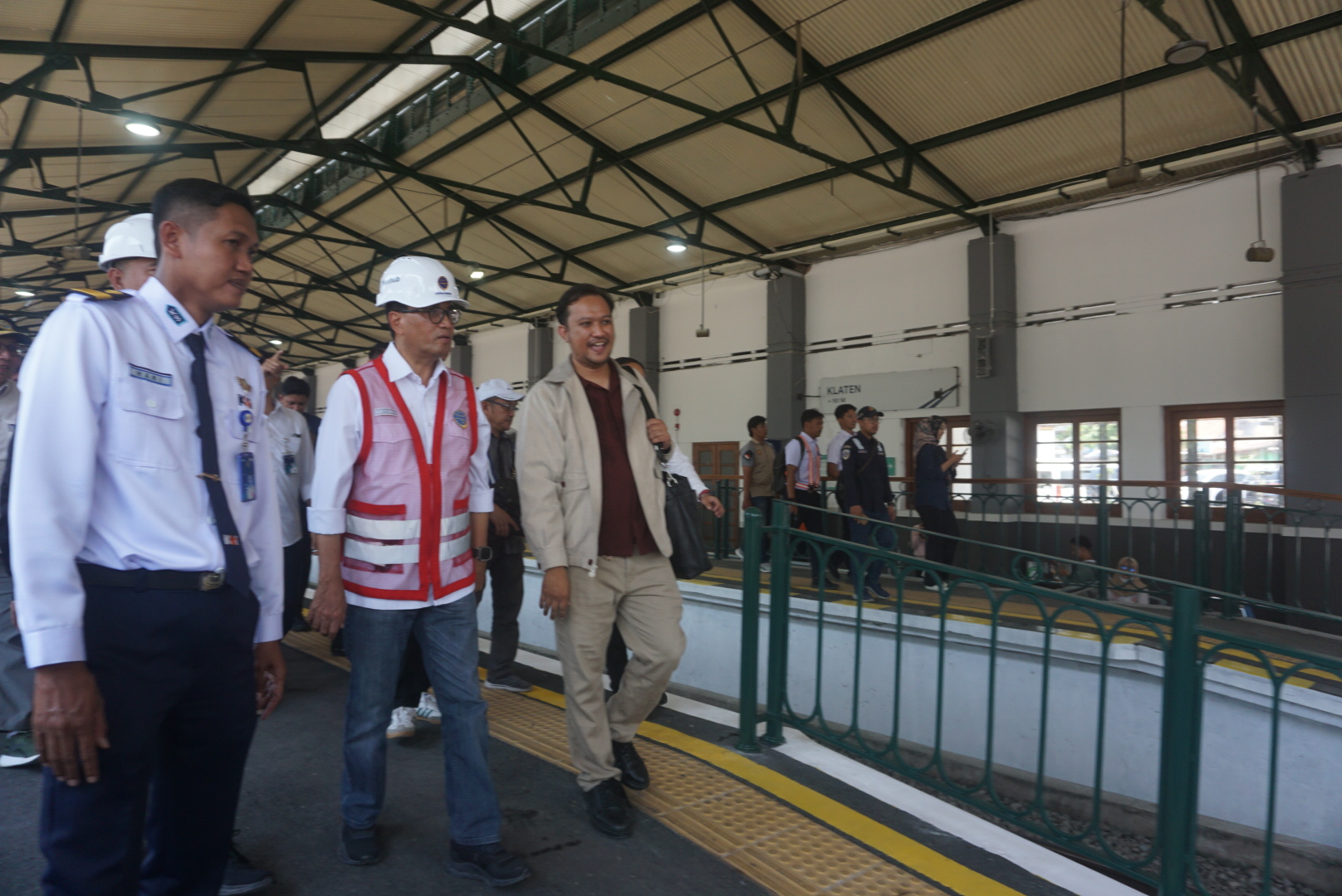Menteri Perhubungan (Menhub) Budi Karya Sumadi saat meninjau pelaksanaan revitalisasi Stasiun Klaten pada Minggu (13/10/2024). (Angga Purenda/Radar Solo)