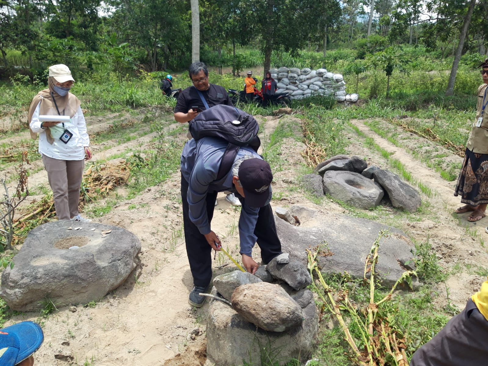 Penemuan watu kentheng di Dusun Tawangsari, Desa Ringinlarik, Kecamatan Musuk, Boyolali yang jadi bukti peradaban masa lampau di lereng Merapi..
