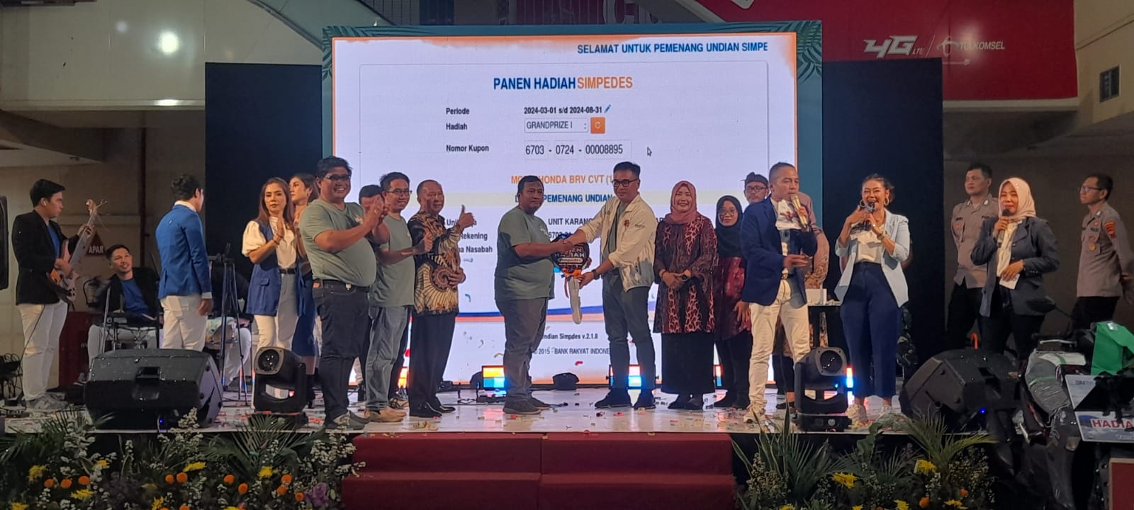 Penyerahan hadiah utama 1 unit mobil Honda BRV CVT Panen Hadiah Simpedes Periode I/2024 oleh manajemen BRI Kantor Cabang (KC) Surakarta, Karanganyar, Sabtu (12/10/2024)