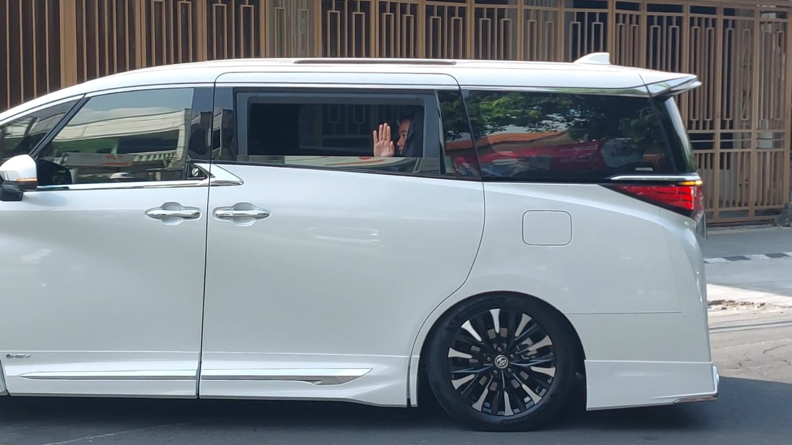 Gibran yang mendampingi Prabowo melambaikan tangan ke awak media yang menunggu di sekitar rumah pribadi Presiden Jokowi, Minggu (13/10/2024).