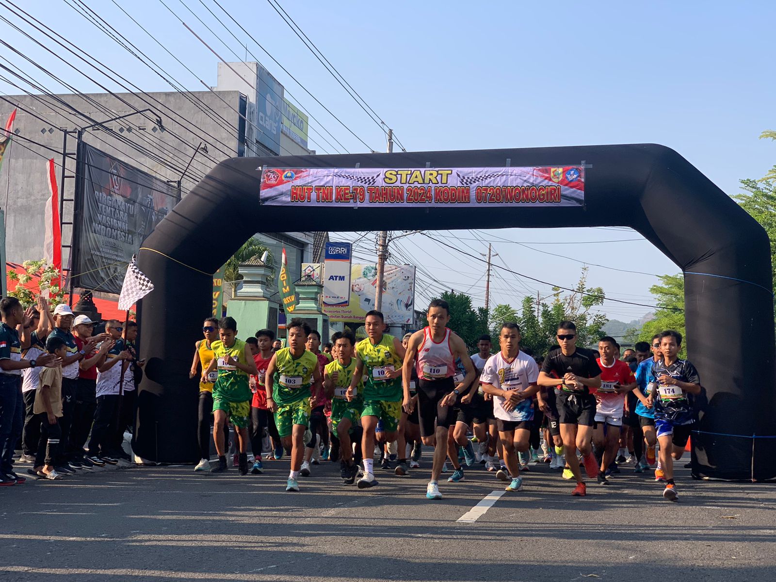 Kodim 0728/Wonogiri menggelar lomba lari 7 kilometer yang diikuti pelajar SMP-SMA sederajat, Minggu (13/10/2024).