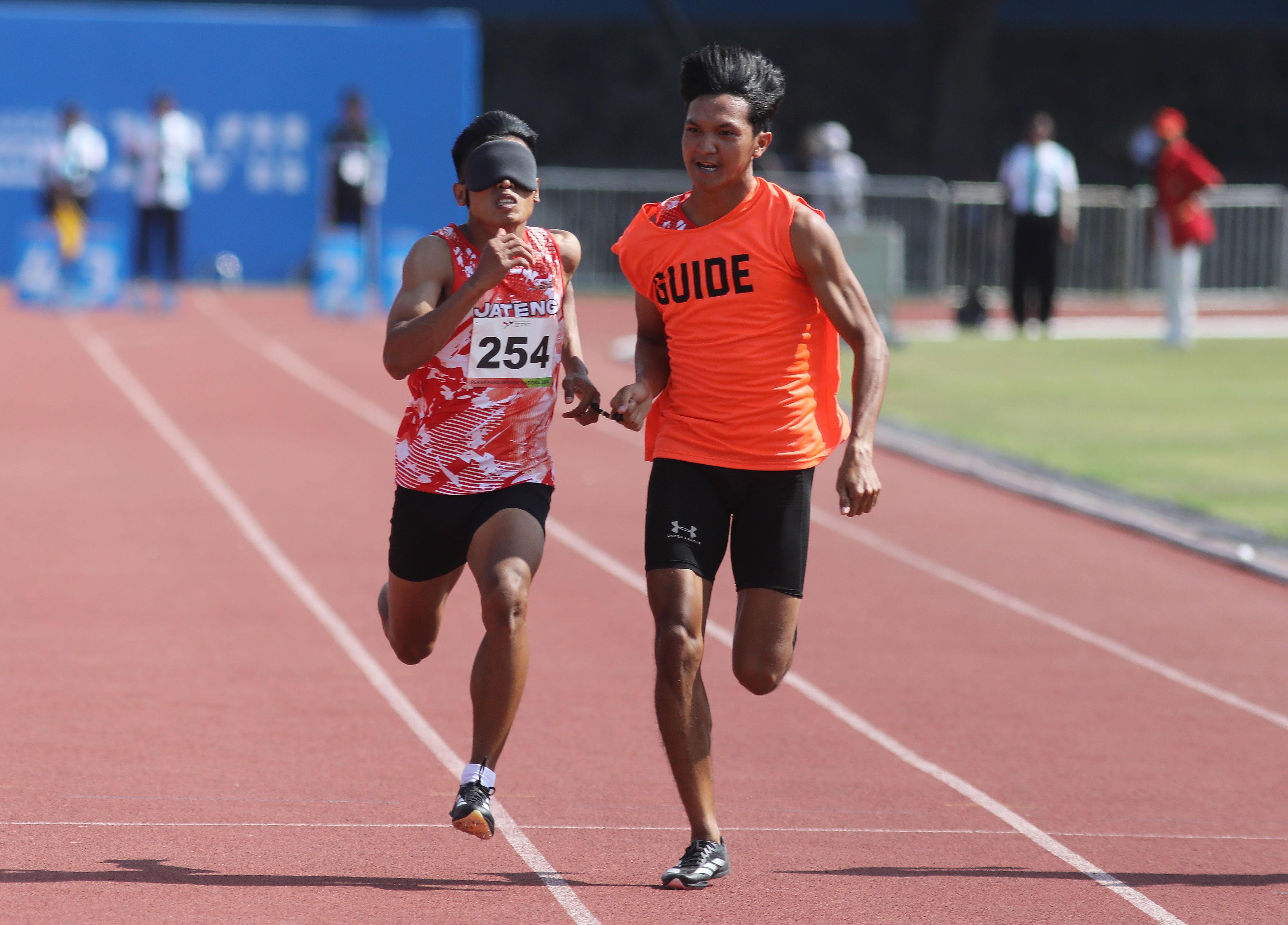 Medali Emas,Pelari asal Jawa Tengah Taufiq Abdul Karim beradu cepat dalam final lari 100 m klasifikasi Men 11 Peparnas XVII di Stadion Sriwedari, Solo, Selasa (8/10/2024). Taufik mendapatkan medali emas dengan capaian waktu 11,87.