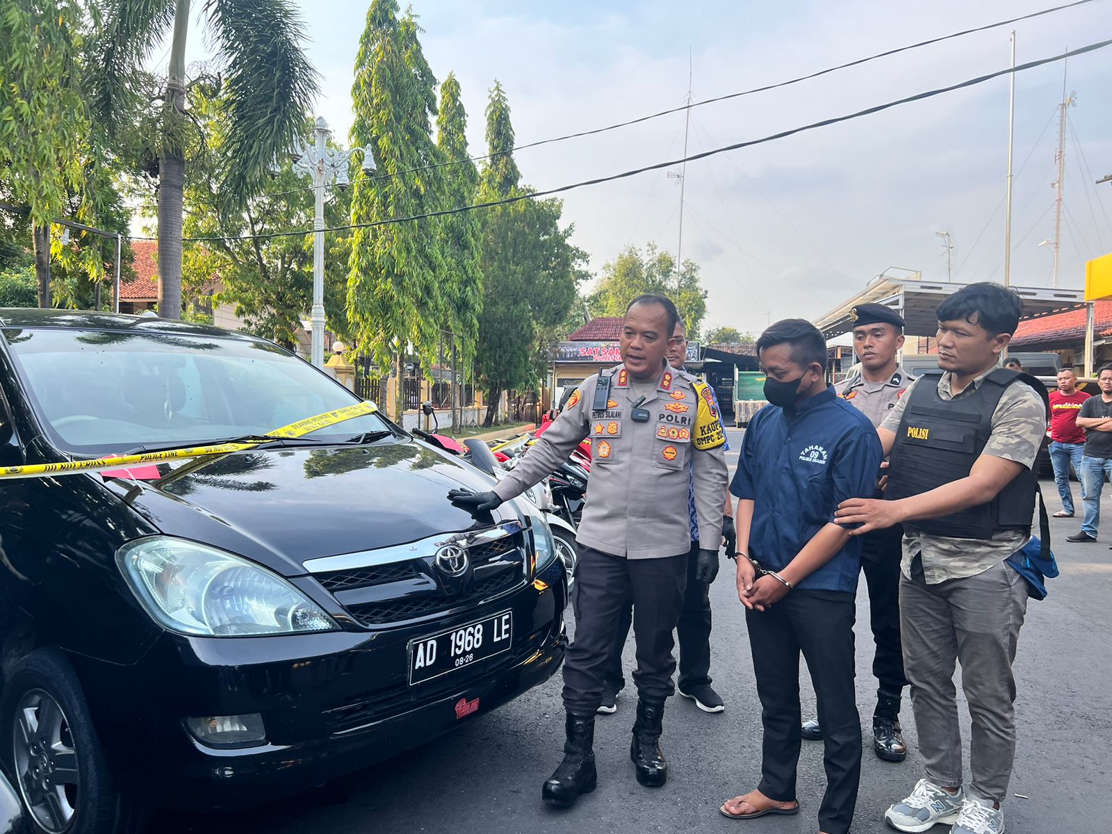 Kapolres Sragen AKBP Petrus Parningotan Silalahi menunjukkan tersangka penggelapan mobil beserta barang buktinya. (Ahmad Khairudin/Radar Solo)