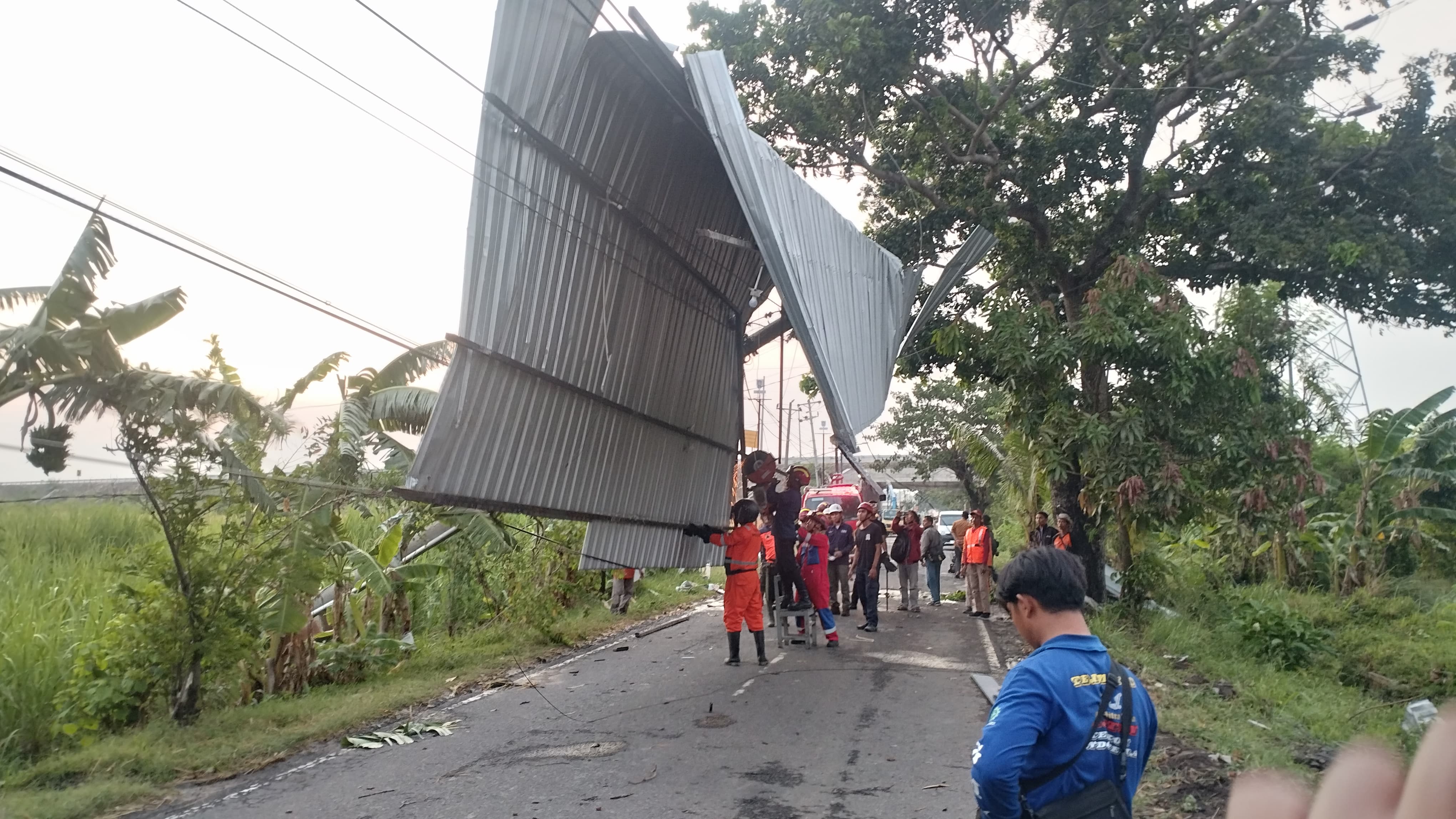 Atap rumah dari galvalum terbang tersapu angin di Karanganom, Klaten, kemarin (14/10). (Angga Purenda/Radar Solo)