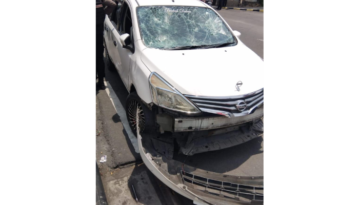 Kondisi mobil Nissan Livina yang dikendarai APB usai menabrak sejumlah orang di sepanjang jalanan Solo hingga Sukoharjo, Senin (14/10).