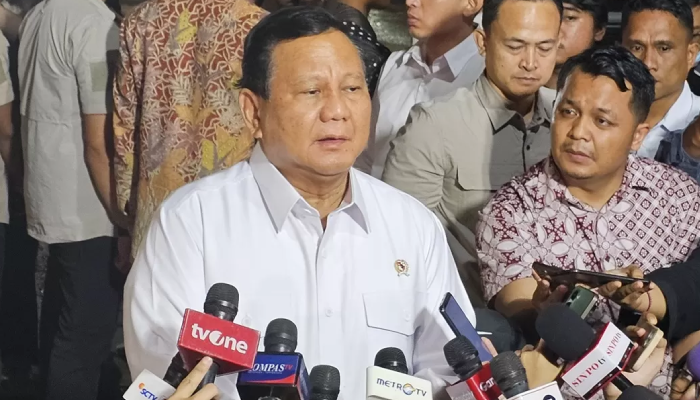 Presiden Terpilih Prabowo Subianto usai memanggil sejumlah calon menteri di kediamannya, Jalan Kertanegara IV, Kebayoran Baru, Jakarta Selatan, Senin (14/10).