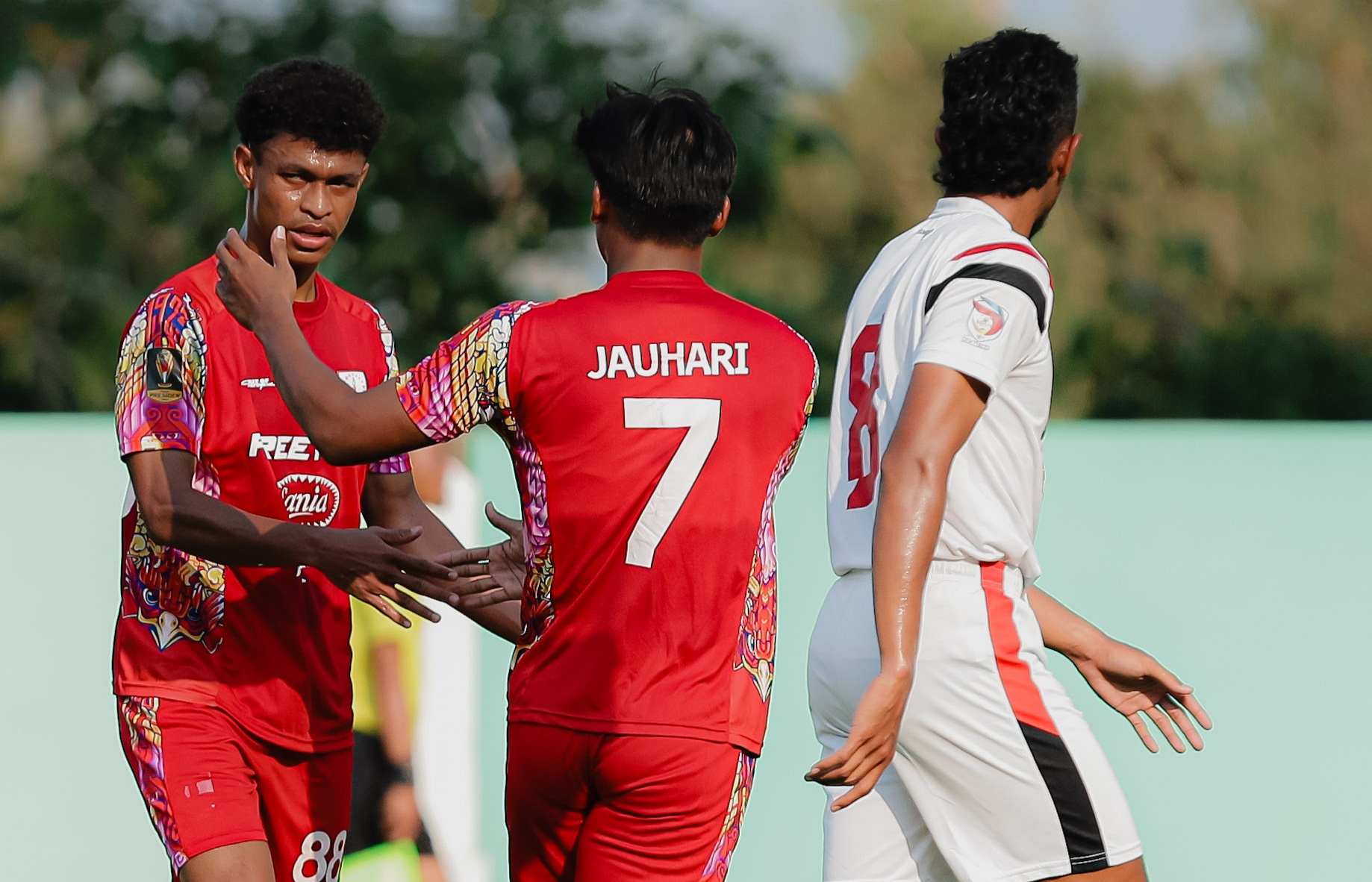Pemain Persis Solo Fransiskus Alesandro (kiri) bersama Irfan Jauhari saat laga uji coba di Stadion Kebo Giro, akhir pekan lalu.