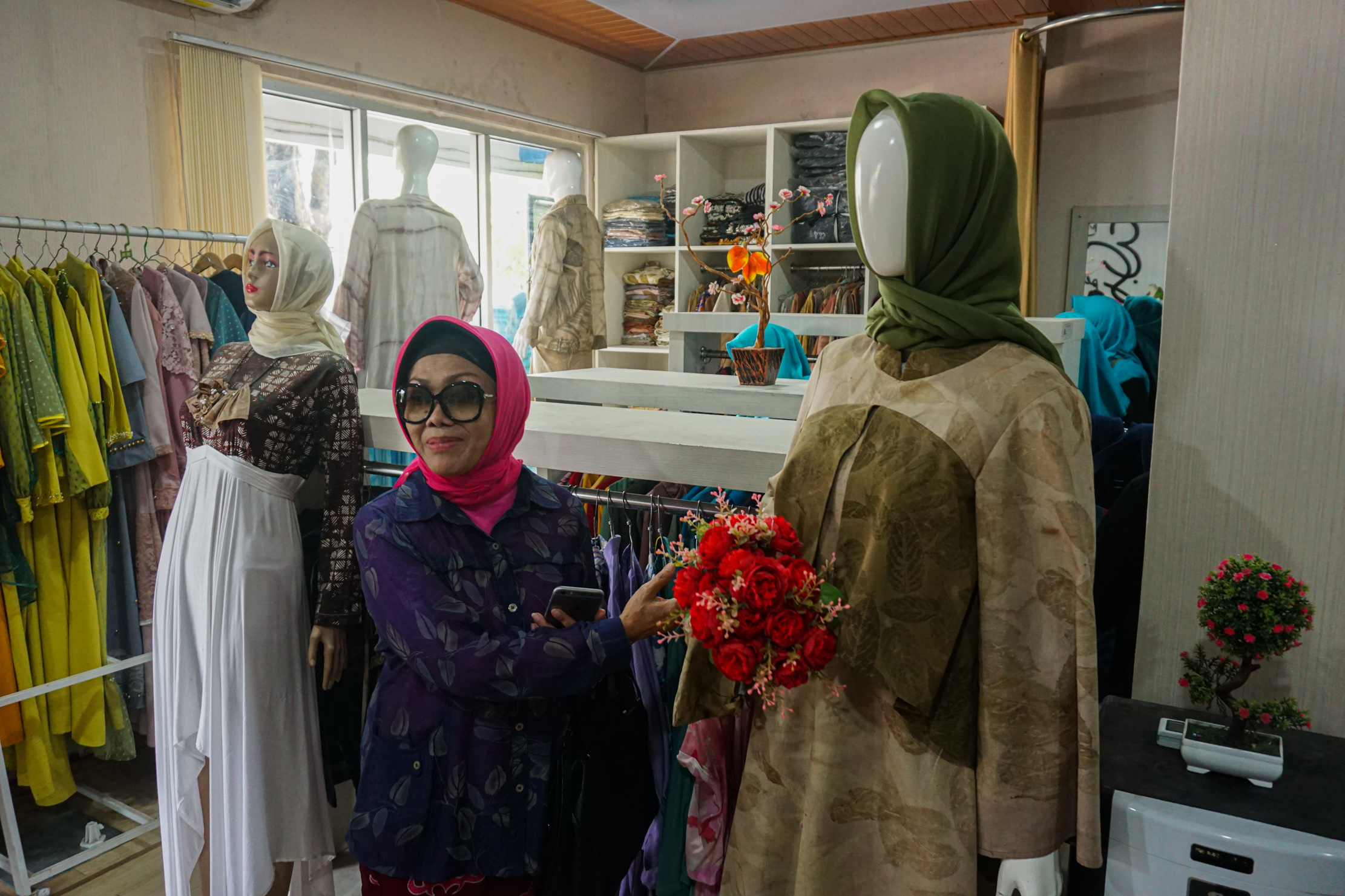 Sekretaris APPMI Povinsi Lampung Laila Al Khusna melihat langsung kreasi batik karya SMK Penda 2 Karanganyar.  &nbsp;