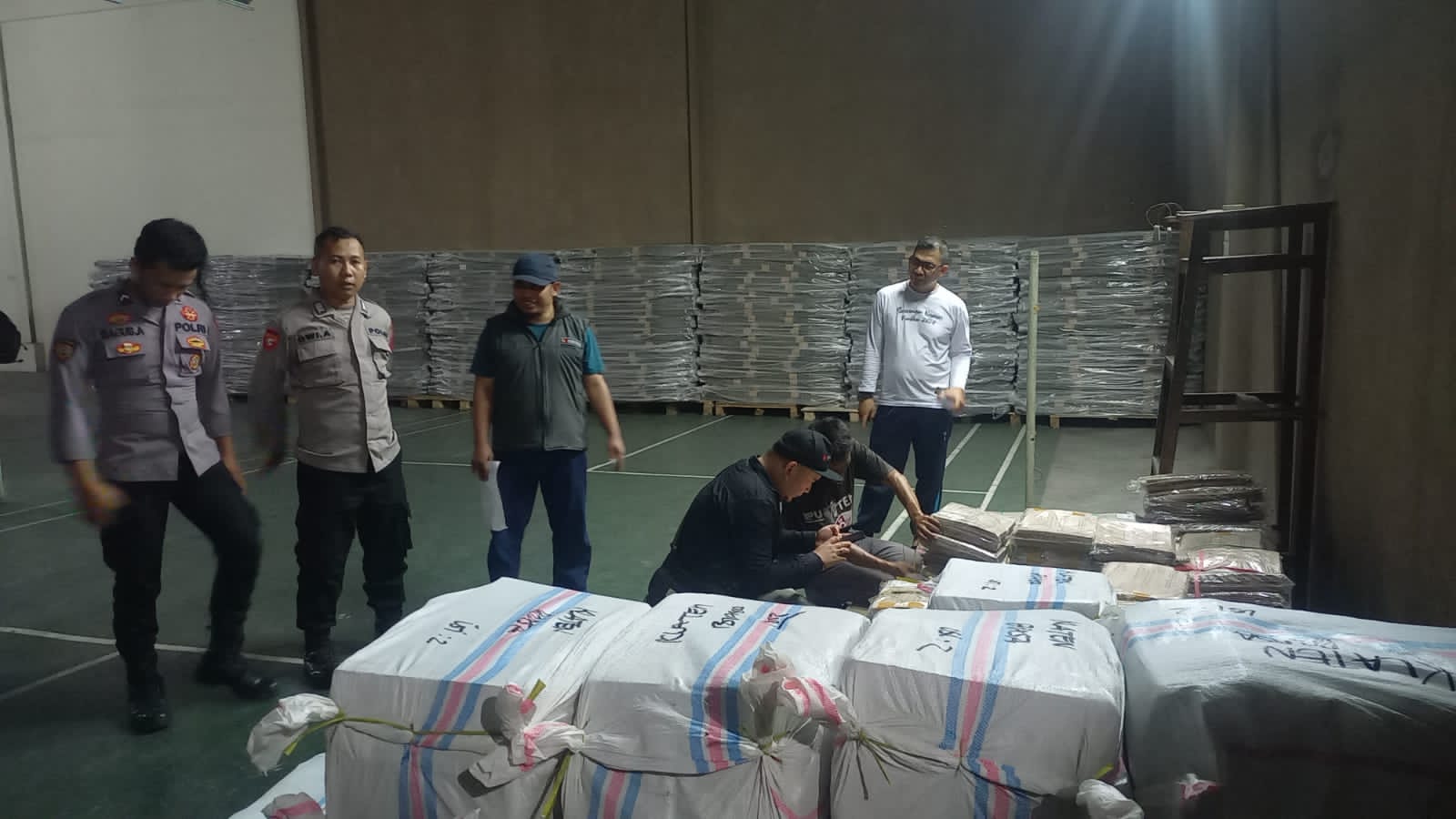 Sejumlah aparat kepolisian bersama KPU Klaten mengecek logistik pilkada di salah satu gudang penyimpanan, Selasa (15/10/2024). (Angga Purenda/Radar Solo)