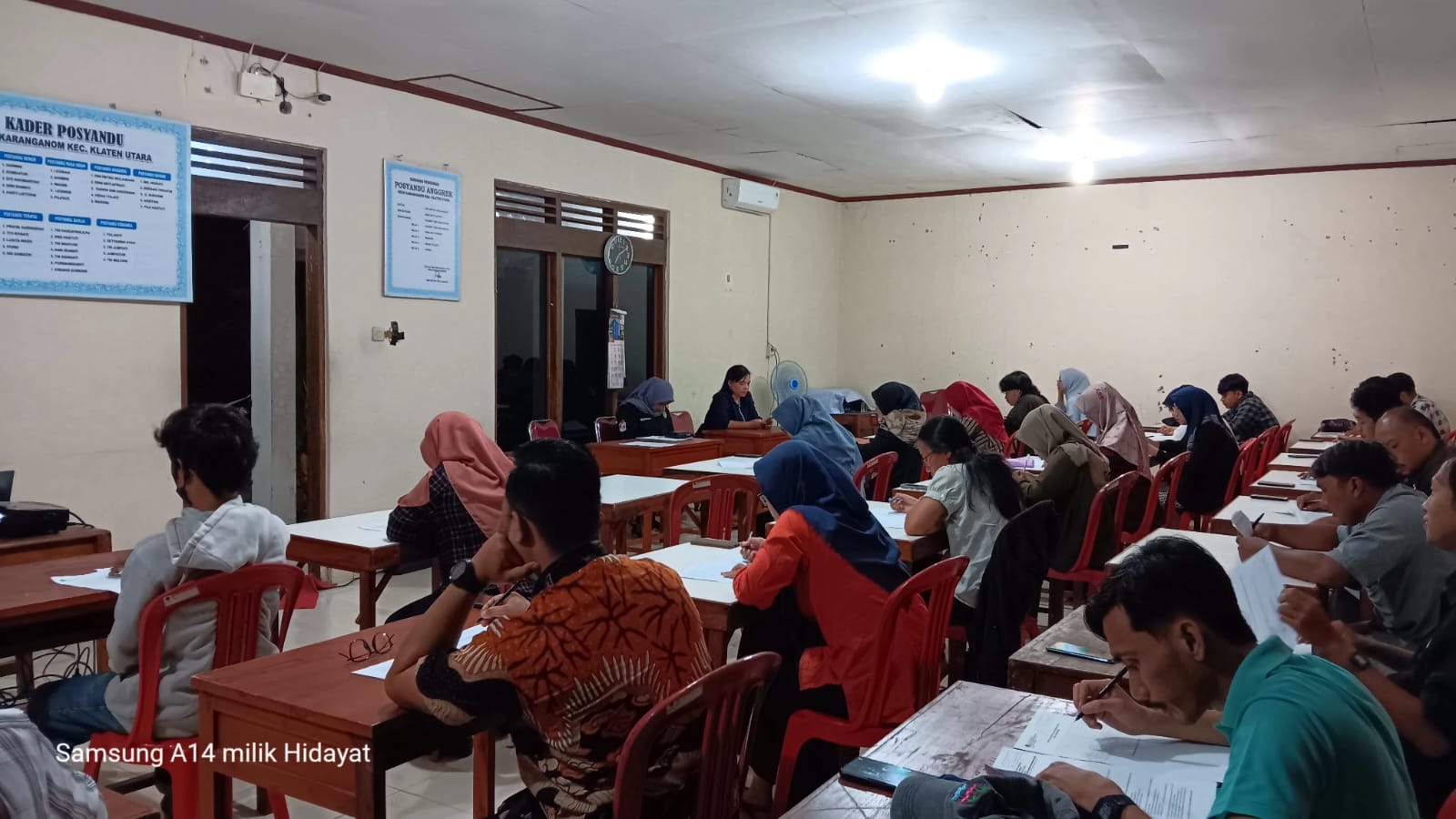 Pelaksanaan tes tertulis rekrutmen anggota KPPS di Balai Desa Karanganom, Kecamatan Klaten Utara. (Angga Purenda/Radar Solo)