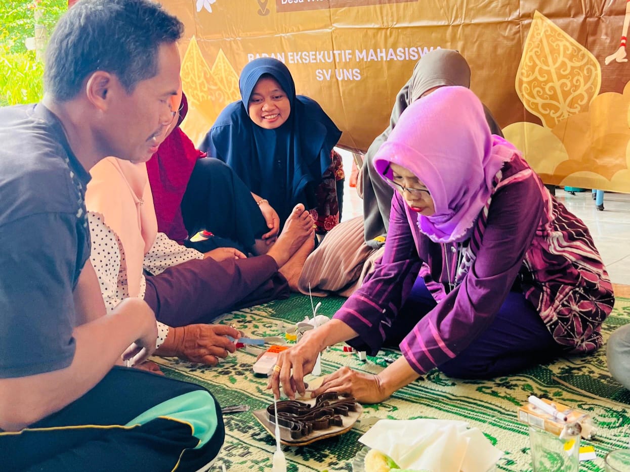 Tim Program Ormawa Membangun Negeri (POMN) dari Badan Eksekutif Mahasiswa Sekolah Vokasi UNS beri materi pelatihan ke produsen batik Desa Pendem, Mojogedang, Karanganyar. (Dokumentasi Pribadi)