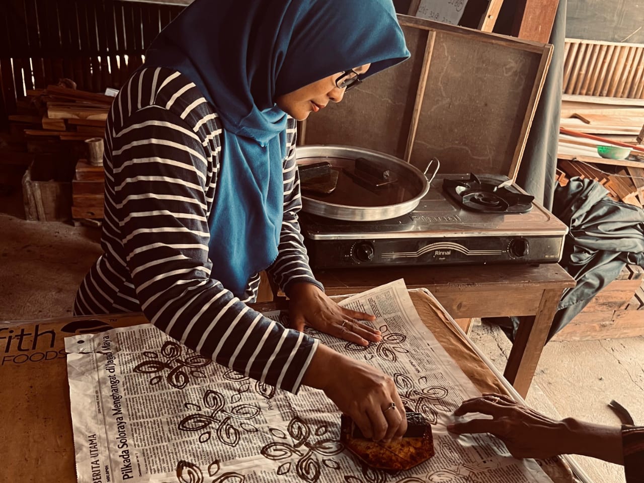 Batik Motif Toya Wening yang dikembangkan produsen batik Desa Pendem, Mojogedang, Karanganyar. (Dokumentasi Pribadi)