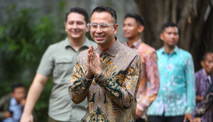 Raffi Ahmad saat tiba di kediaman Presiden Terpilih Prabowo Subianto di Kertanegara, Selasa (15/10).
