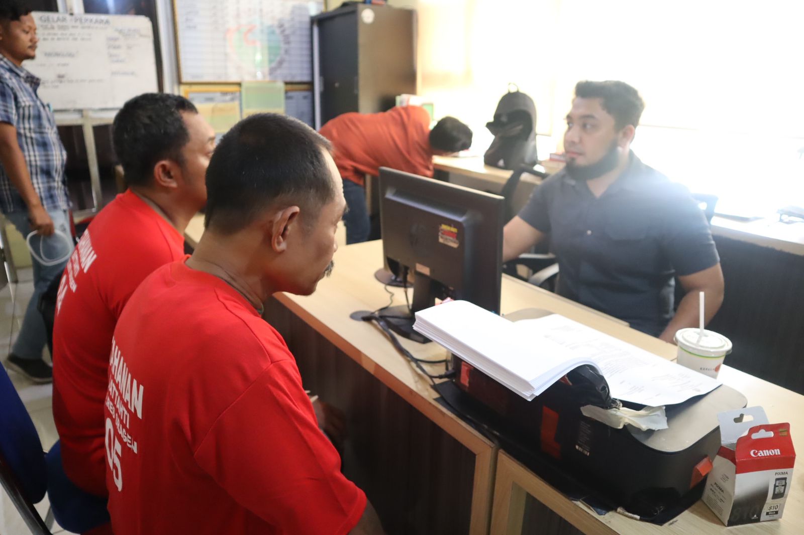 Pelaku penyalahgunaan narkoba diinterogasi Polres Sragen. (Ahmad Khairudin/Radar Solo)