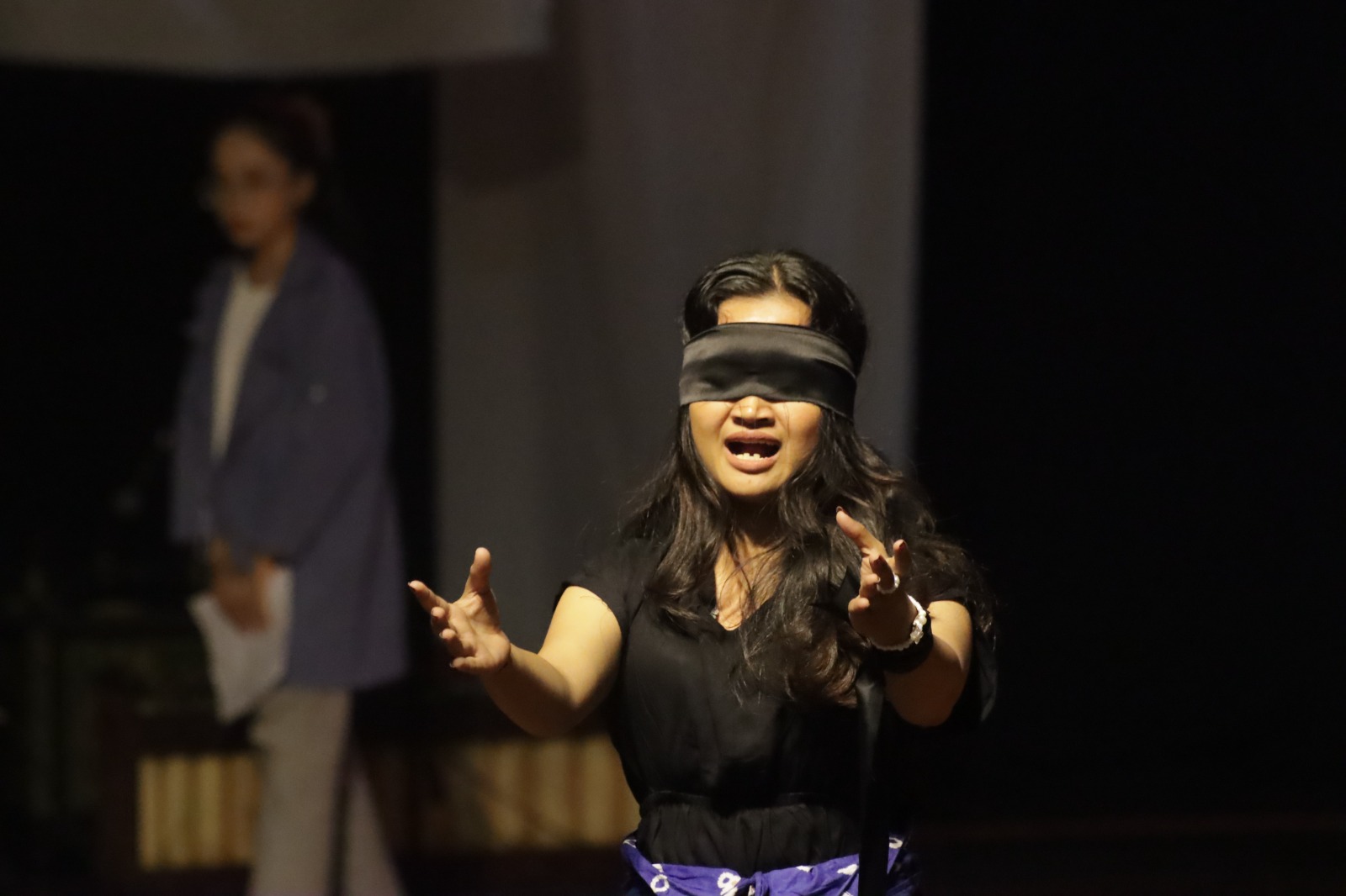 Drama teater yang mengangkat isu kekerasan seksual dalam acara pelepasan calon wisudawan periode 2 tahun 2024 Fakultas Seni Pertunjukan (FSP) ISI Surakarta di Gedung F FSP (15/10