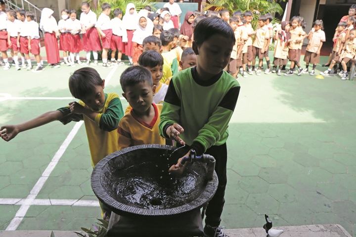 Puluhan siswa SDN Mangkubumen Wetan No. 63 Solo mengantre cuci tangan, memperingati Hari Cuci Tangan Sedunia, Selasa (15/10).
