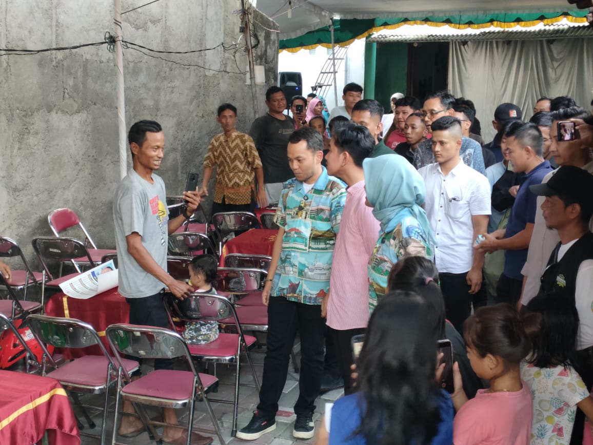 Paslon Walikota-Wakil Walikota Solo Respati Ardi-Astrid Widayani bersama wakil presiden terpilih Gibran Rakabuming Raka menyapa warga di Kota Solo belum lama ini.