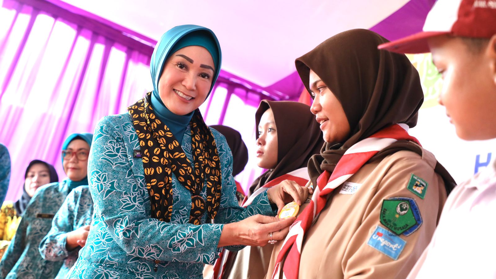 Penyematan pin kepada Duta CTPS oleh Ketua TP PKK Jawa Tengah Shinta Nana Sudjana di SDN 6 Kedungwuni, Kabupaten Pekalongan, berlangsung seru, Selasa (15/10/2024).