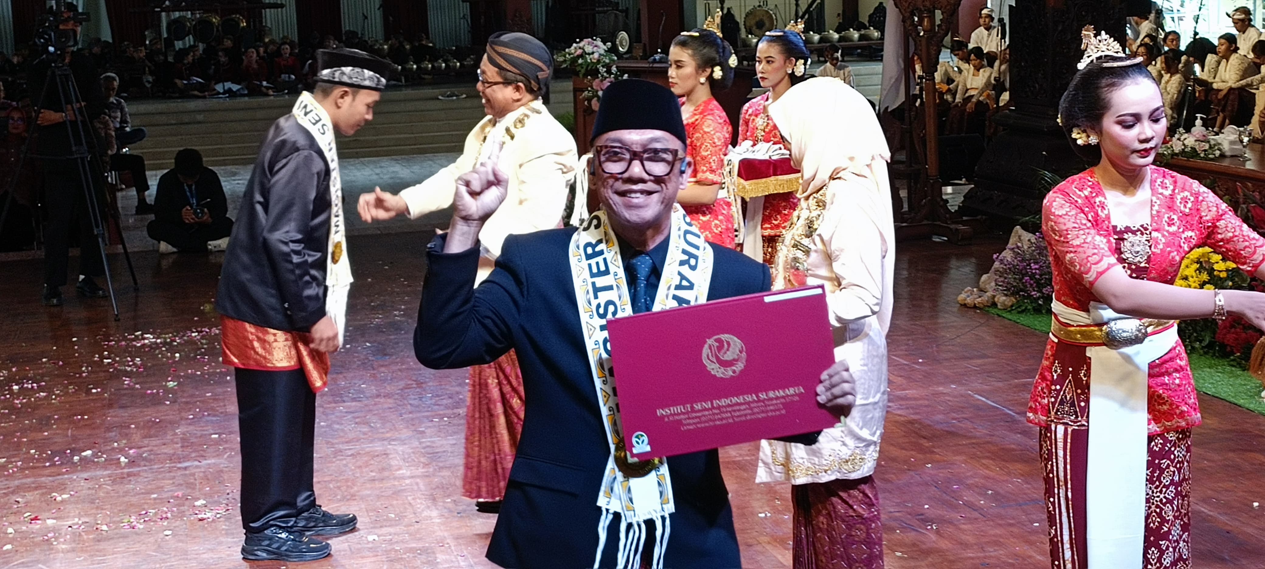 Bambang Nugroho alias Gage wisuda Magister Seni program Pascasarjana ISI Surakarta, Rabu (16/10/2024).