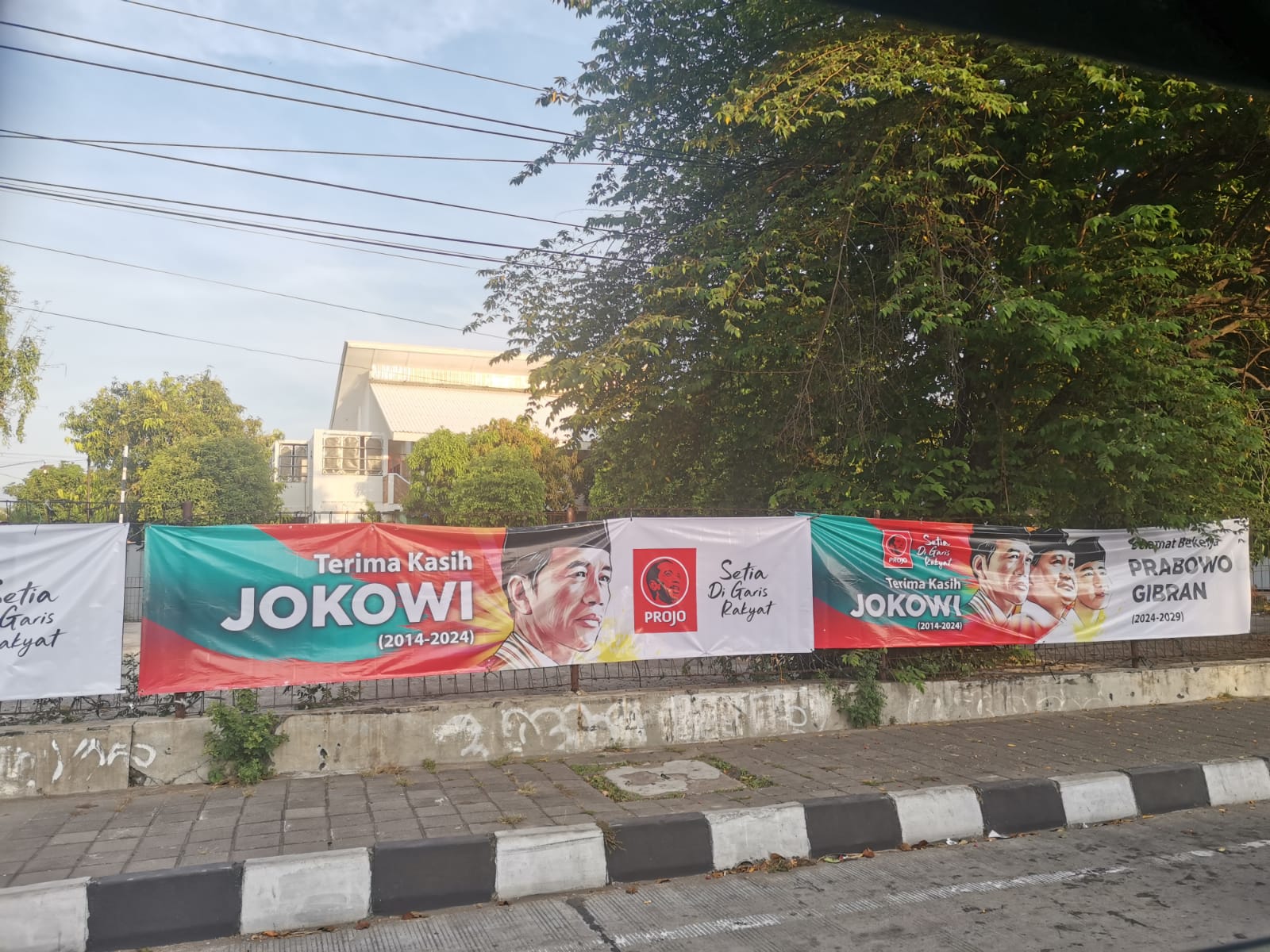 Spanduk bertuliskan Terima Kasih Jokowi dipasang di kawasan Kelurahan Sumber, Kecamatan Banjarsari, Solo, Rabu (16/10/2024).