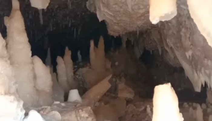Keindahan stalakmit dan stalagtit dalam goa yang ditemukan saat proses pembangunan JJLS di Kalurahan Planjan, Kapanewon Saptosari, Gunungkidul, Jogja.