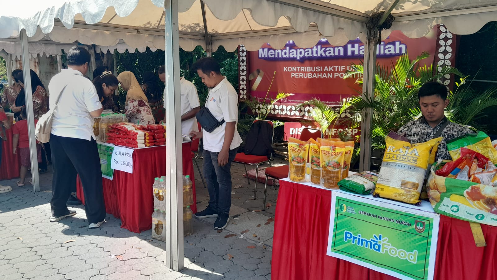 Masyarakat tengah membeli bahan pokok dalam program GMP di Kantor Kecamatan Pasar Kliwon, Rabu (16/10).