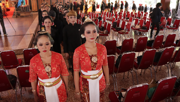 WISUDAWAN ISI Surakarta MEMASUKI LOKASI ACARA