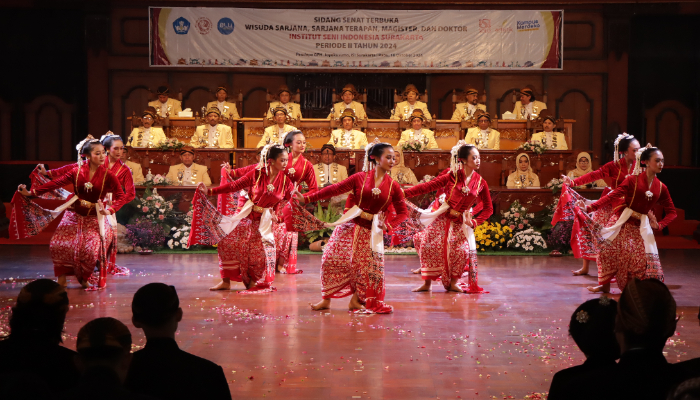 PEMENTASAN TARI SESAJI di Gelaran WISUDA ISI