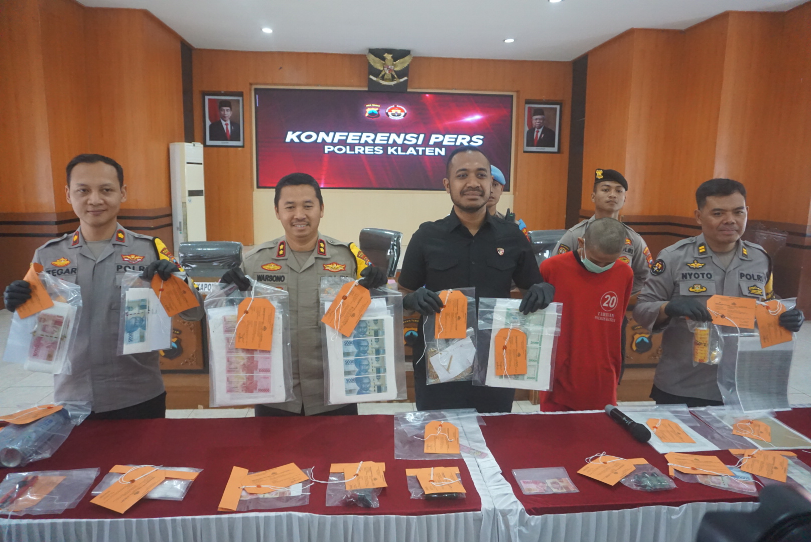 Kapolres Klaten AKBP Warsono (dua dari kiri) bersama jajarannya menunjukkan tersangka dan barang bukti pemalsuan uang. (Angga Purenda/Radar Solo)