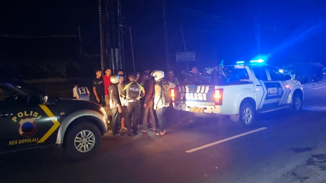 Petugas mengevakuasi pemotor yang terlindas truk di di Jalan Solo-Semarang, tepatnya di depan Pasar Ngancar, Kecamatan Banyudono, Boyolali, Rabu (16/10/2024) malam.