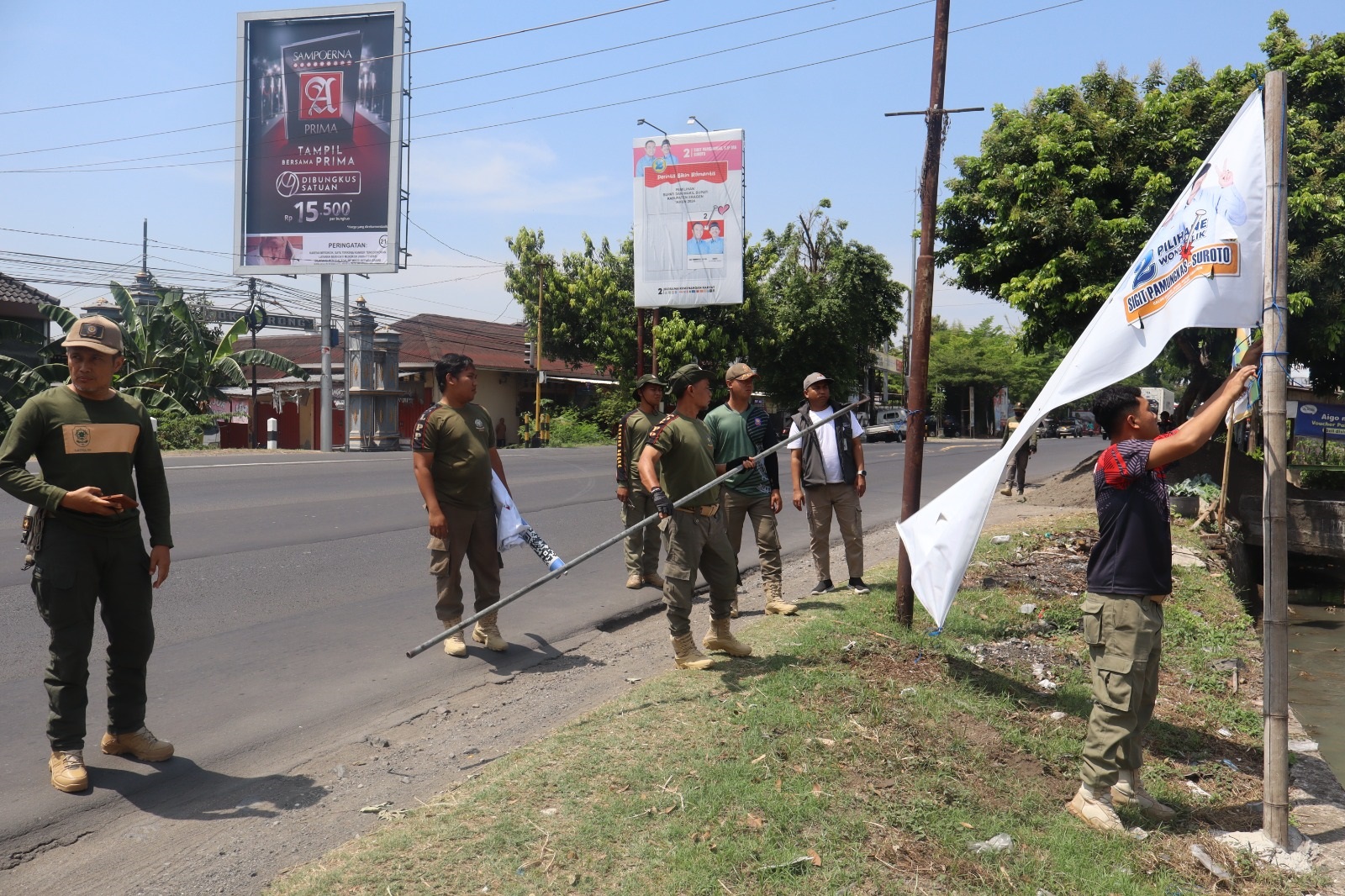 Bawaslu bersama Satpol PP Sragen menertibkan alat peraga kampanye (APK) ilegal di Sragen, Rabu (16/10/2024). (Ahmad Khairudin/Radar Solo)