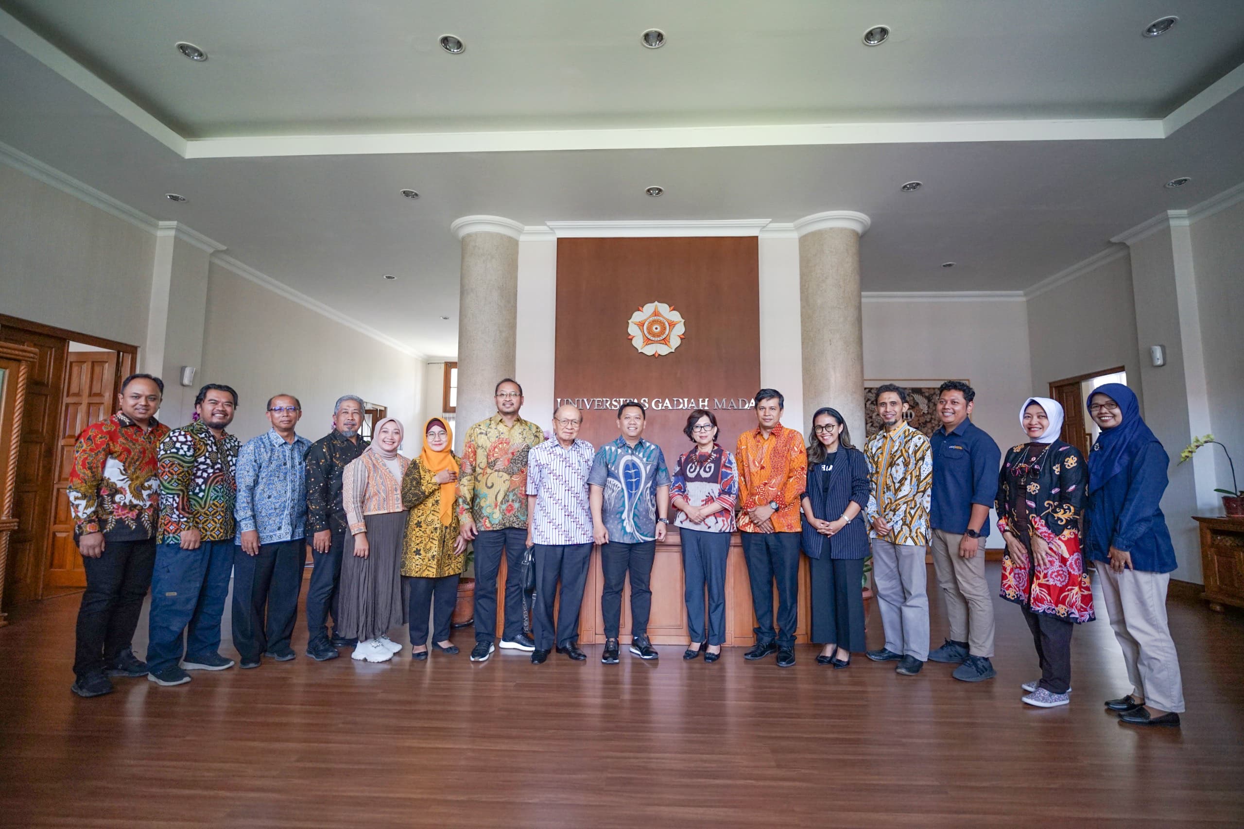 Manajemen PT Pupuk Kaltim bersama jajaran akademisi UGM.