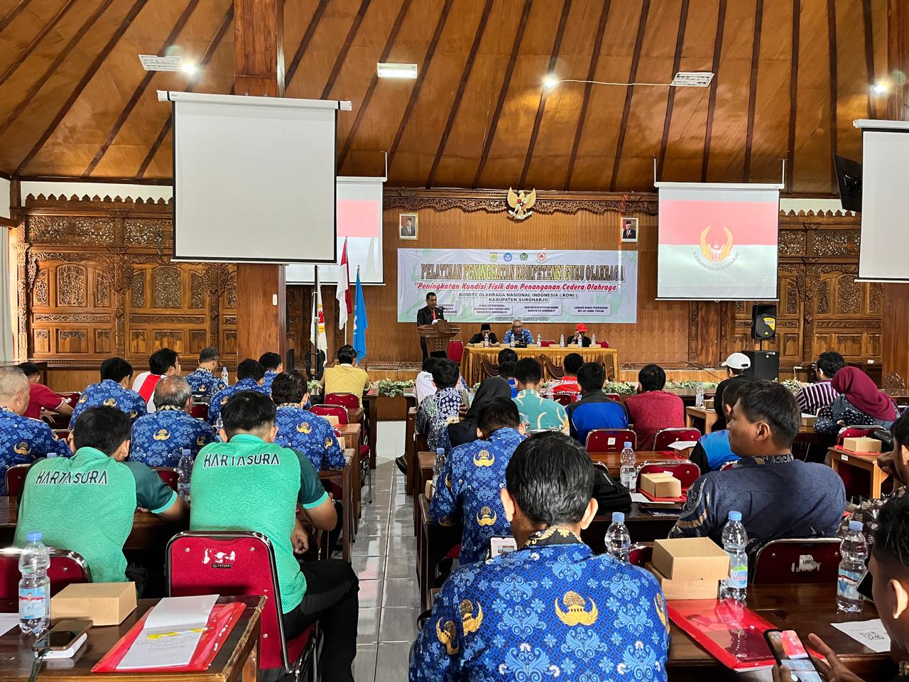 Pelatihan penanganan cedera atlet kepada para guru SD-SMA di Sukoharjo, Kamis (17/10).