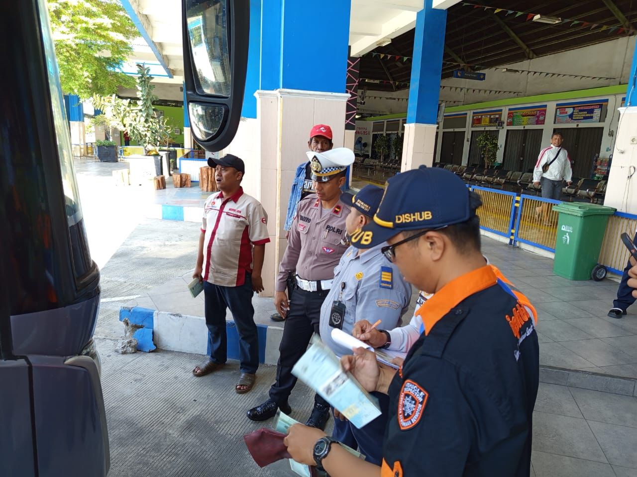 Tim gabungan Polres Klaten dan Dishub Klaten mengecek bus yang masuk ke Terminal Ir Soekarno Klaten, Rabu (16/10/2024). (Dokumentasi Polres Klaten)