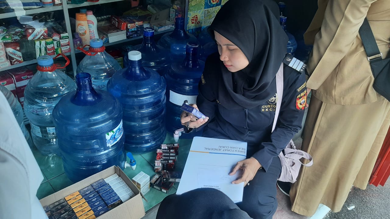 Bea dan Cukai Surakarta saat melakukan pendataan terhadap rokok ilegal yang ditemukan dalam operasi dalam tim gabungan.&nbsp;