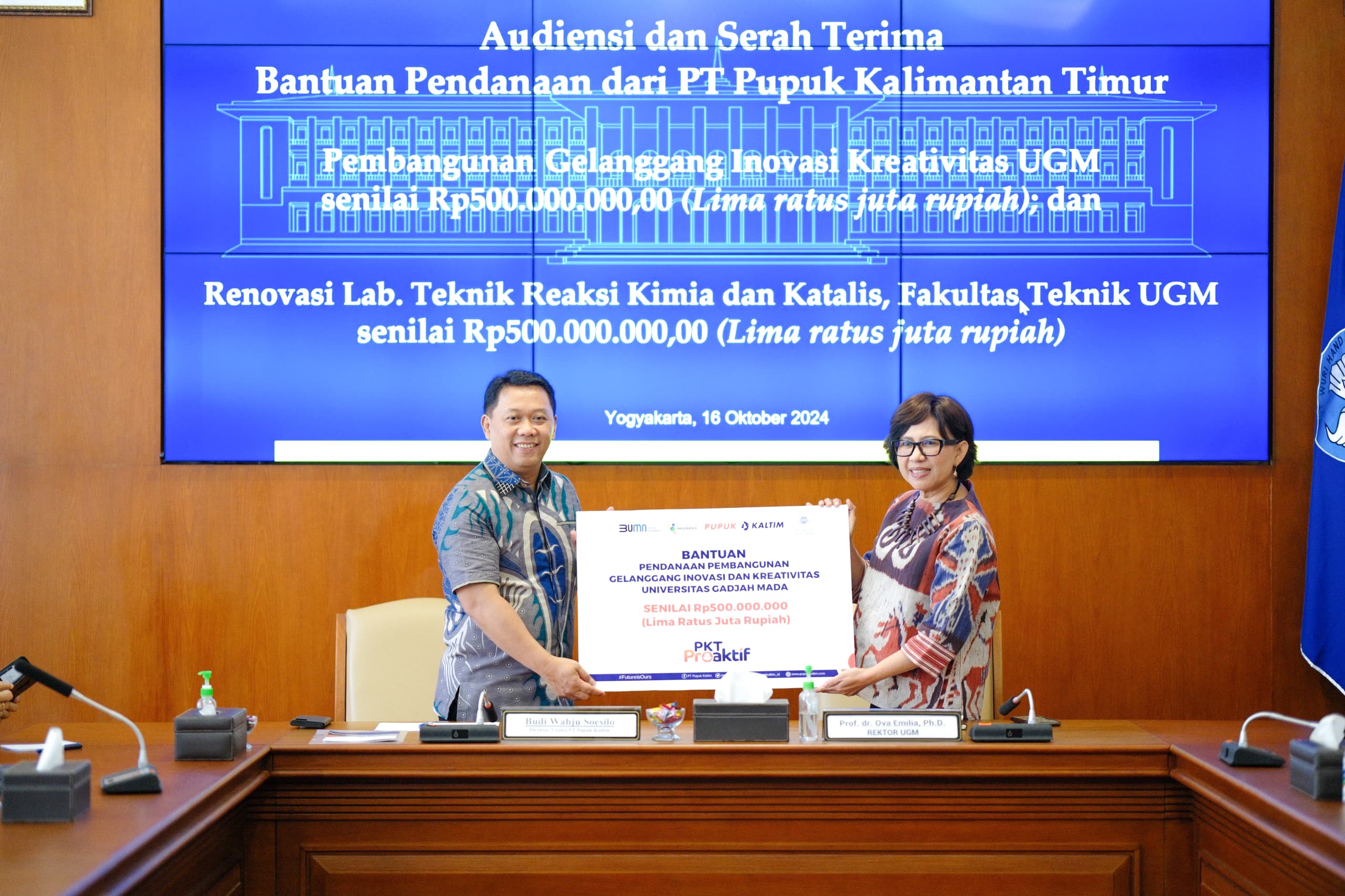 Penyerahan bantuan senilai Rp 1 miliar kepada Universitas Gadjah Mada (UGM) Yogyakarta oleh manajemen PT Pupuk Kaltim.
