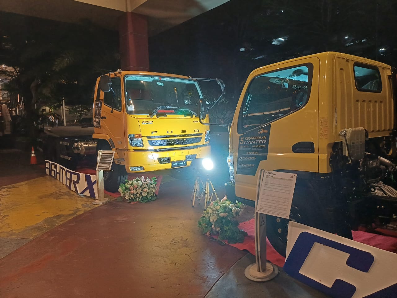 PT Krama Yudha Tiga Berlian Motors pamerkan Mitsubishi FUSO Canter dan Mitsubisi FUSO Fighter X pada event FUSO Campaign 2024 di Emerald Ballroom Solo Paragon Hotel, Jumat (18/10/2024).