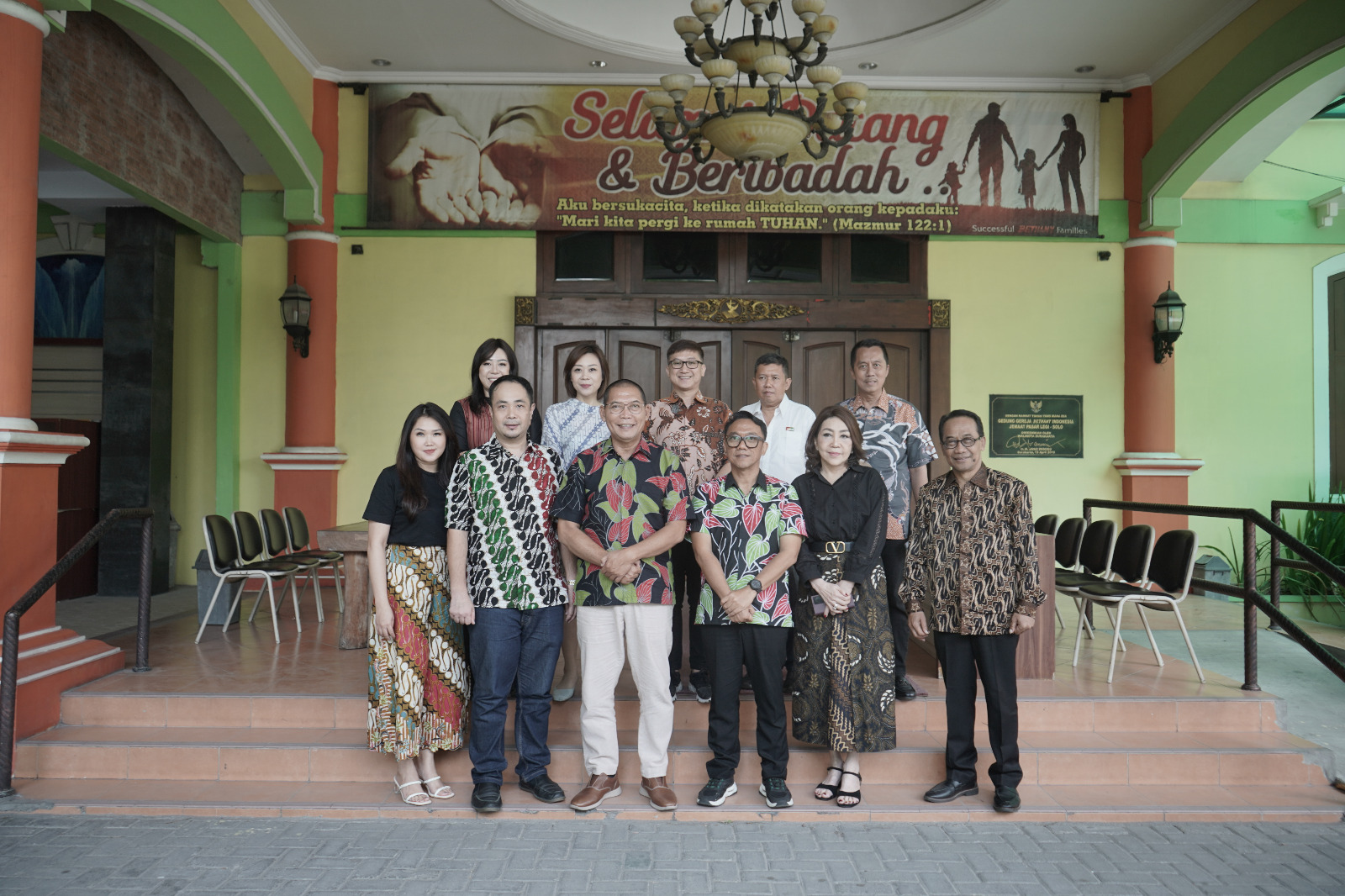Paslon nomor urut 01 Teguh Prakosa dan Bambang Nugroho berfoto bersama pendeta dan umat Gereja Bethany Solo, Sabtu (19/10/2024).