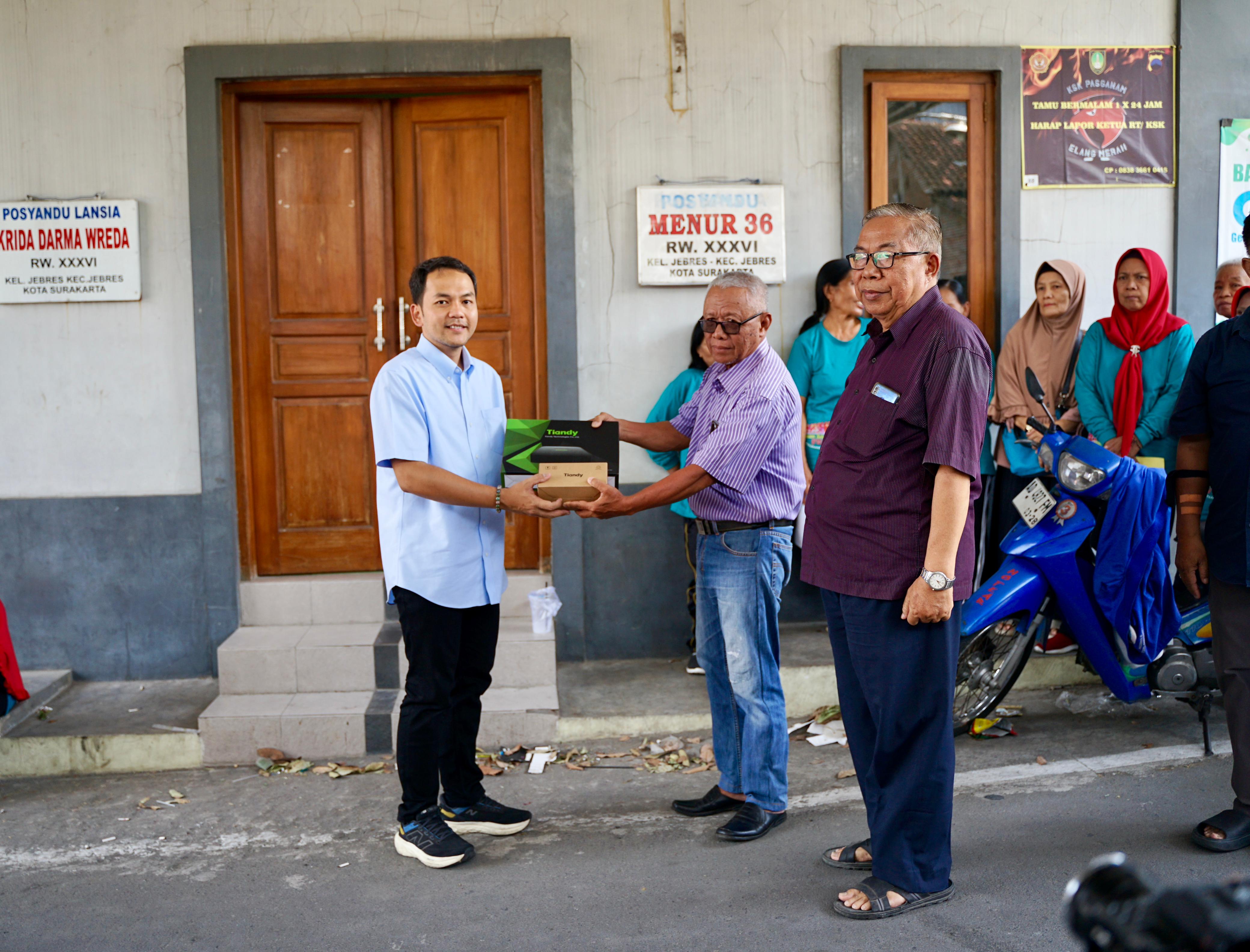 Calon Walikota Solo Respati Ardi serahkan bantuan seperangkat CCTV kepada warga Kelurahan/Kecamatan Jebres.