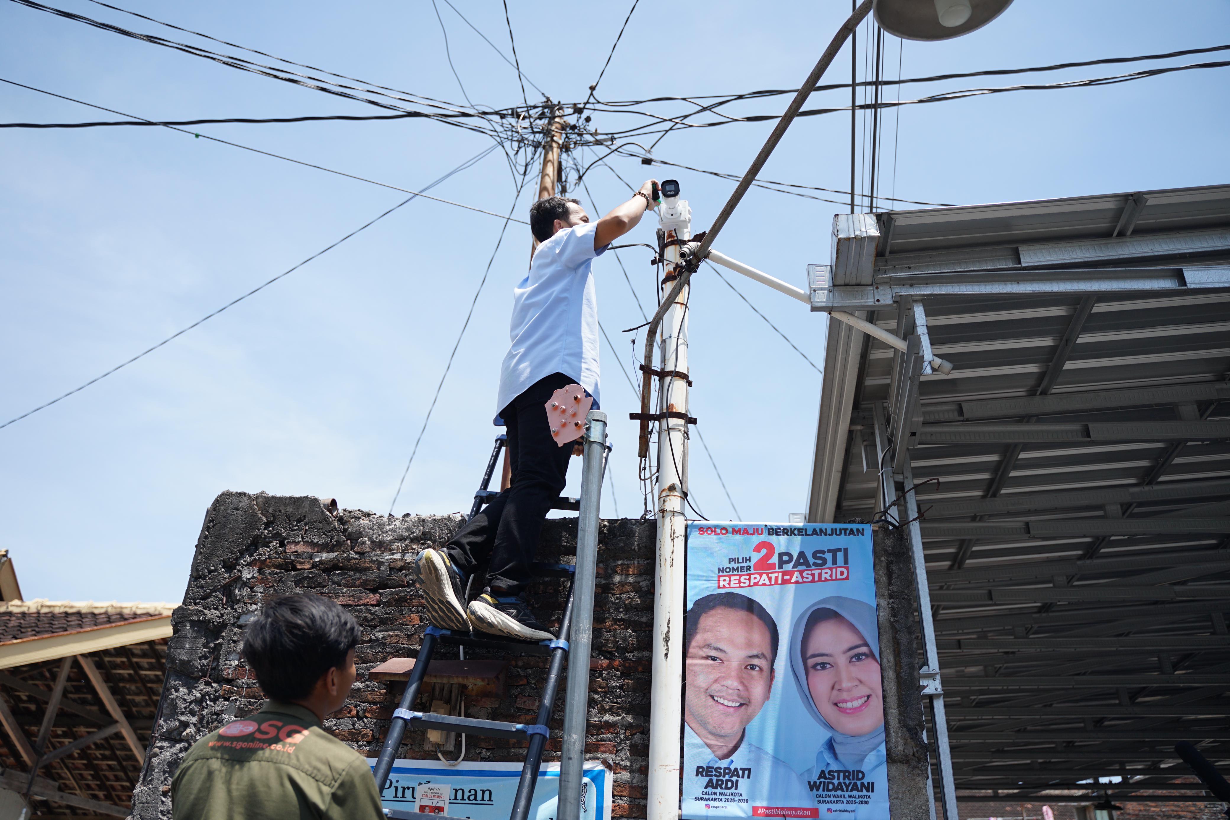 Calon Walikota Solo Respati Ardi turut membantu memasang CCTV di Kelurahan/Kecamatan Jebres, Kamis (17/10/2024). Ini guna mewujudkan Program 1.000 CCTV untuk meningkatkan keamanan lingkungan.