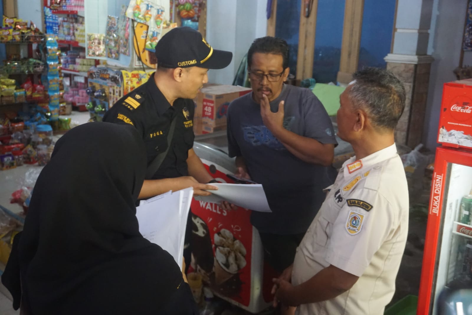 Tim gabungan saat melakukan pembinaan terhadap pemilik toko kelontong di salah satu wilayah di Klaten.