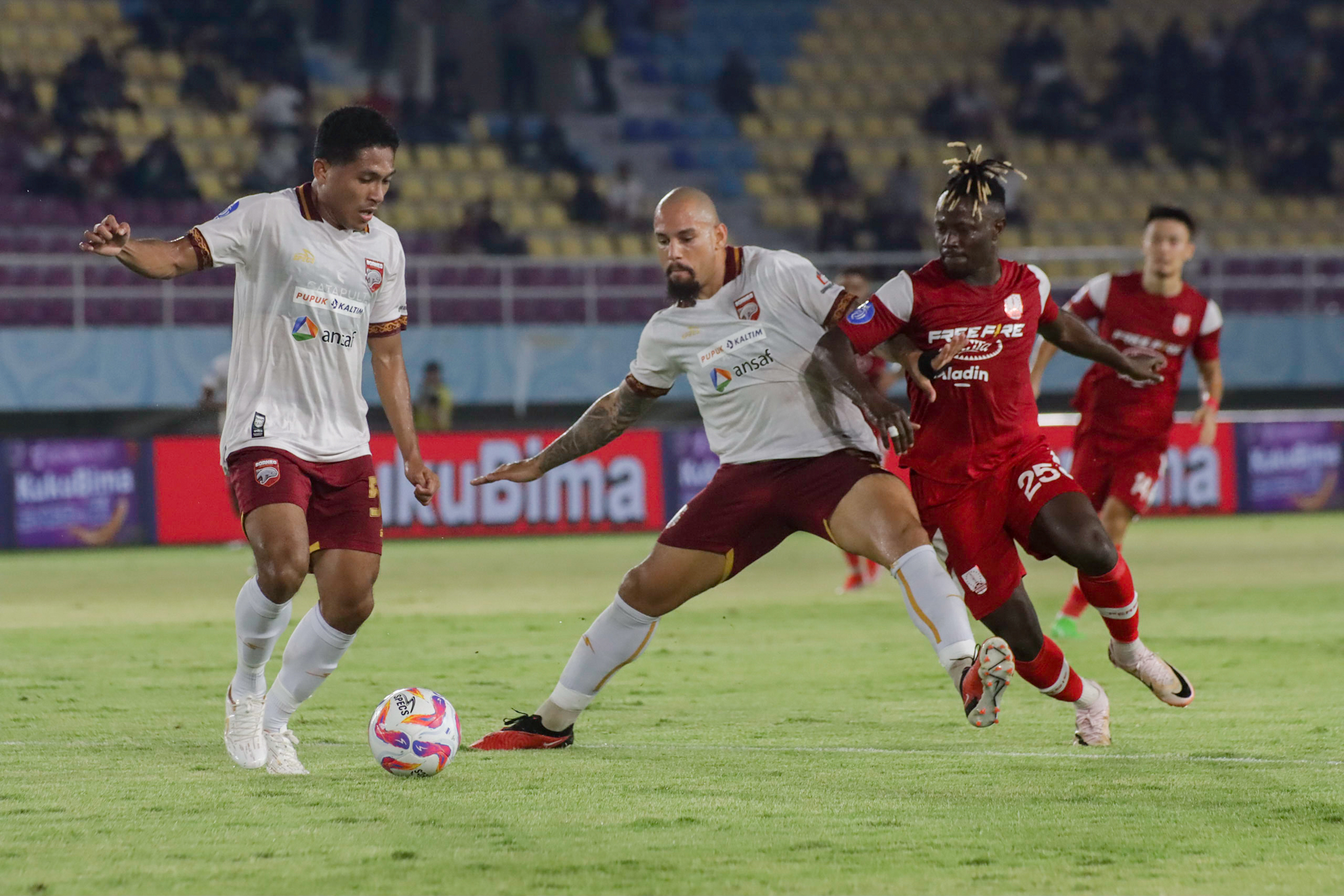 Winger Persis Solo Moussa Sidibe dikawal dua pemain Borneo FC di Sradion Manahan, 19 Oktober 2024.