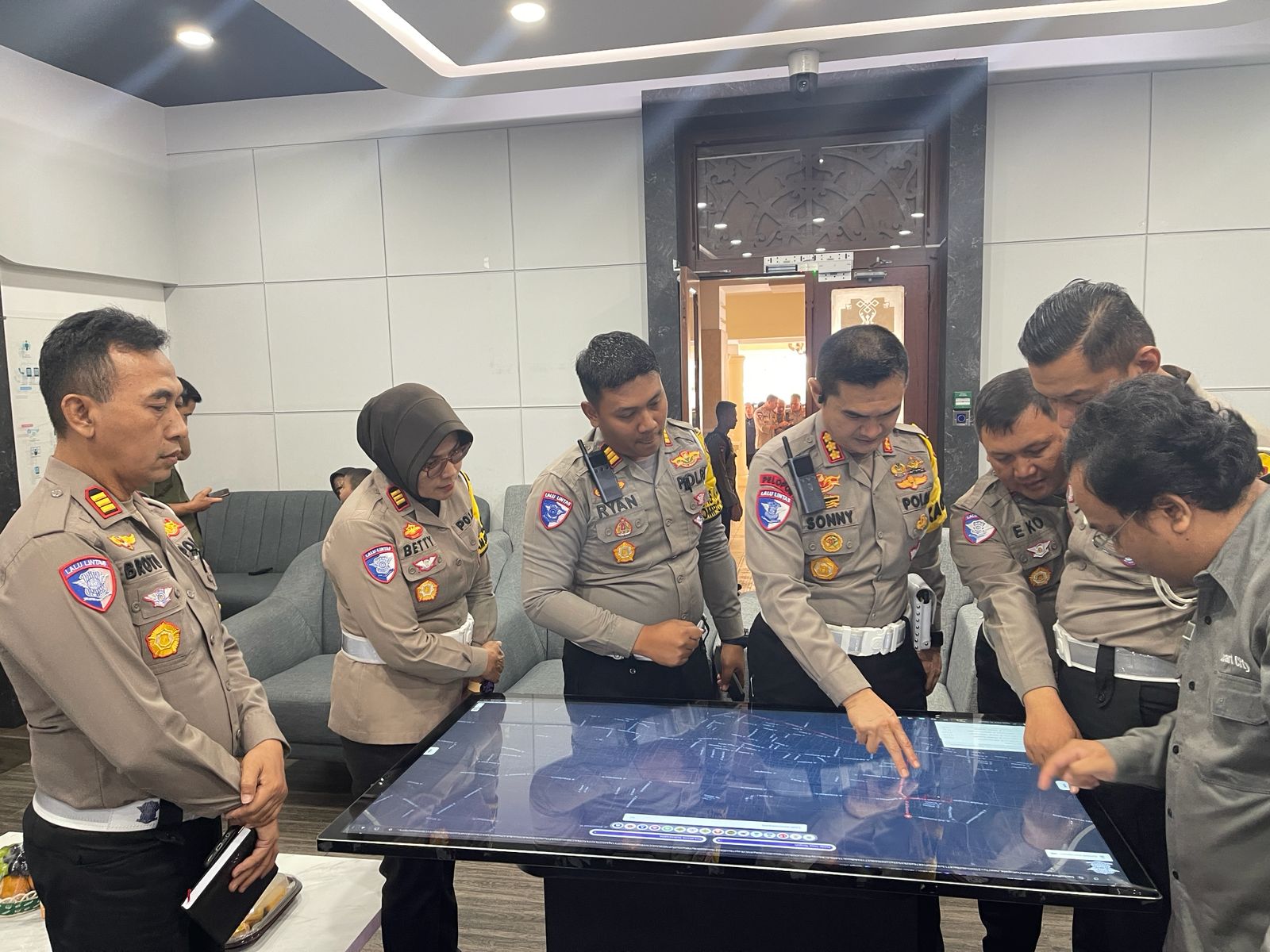 Direktur Lalu Lintas Polda Jateng Kombes Pol Sonny Irawan (empat dari kiri) pantau kesiapan rekayasa lalin kepulangan Jokowi, Minggu (20/10/2024).