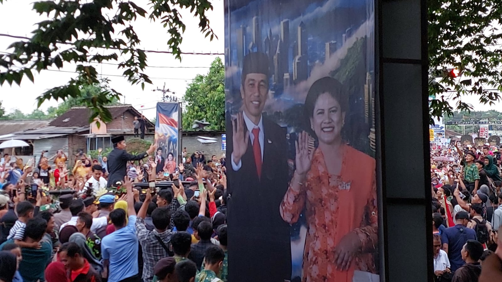 Presiden ke-7 Jokowi membelah lautan massa di Jalan Adi Soemarmo, Boyolali sembari membagikan kaos, Minggu (20/10/2024).