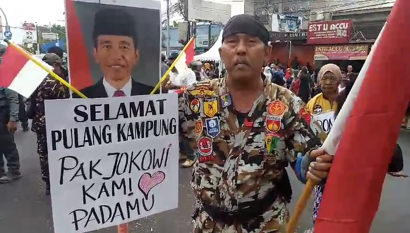 Partika Subagyo Lelono atau akrab disapa Kopral Bagyo turun menyambut kedatangan Presiden ke-7 Joko Widodo.