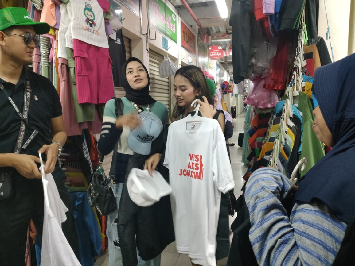 Kaos bertuliskan Jokowi ramai diburu pembeli di Pasar Klewer, Minggu (20/10/2024).