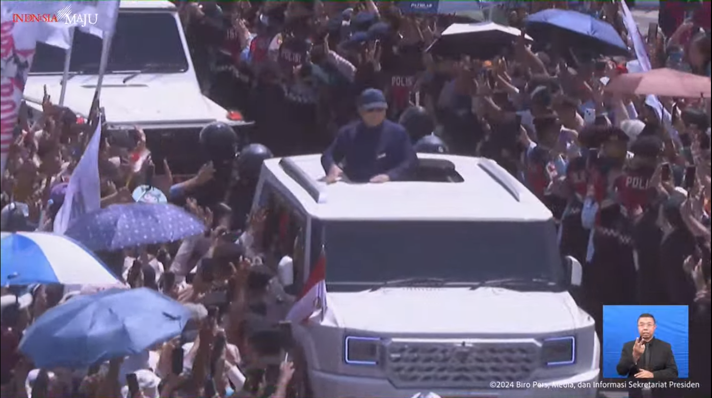 Presiden RI Prabowo Subianto yang mengendarai mobil SUV Maung Garuda buatan Pindad menyapa masyarakat di kawasan Bundaran HI , Minggu (20/10/2024).