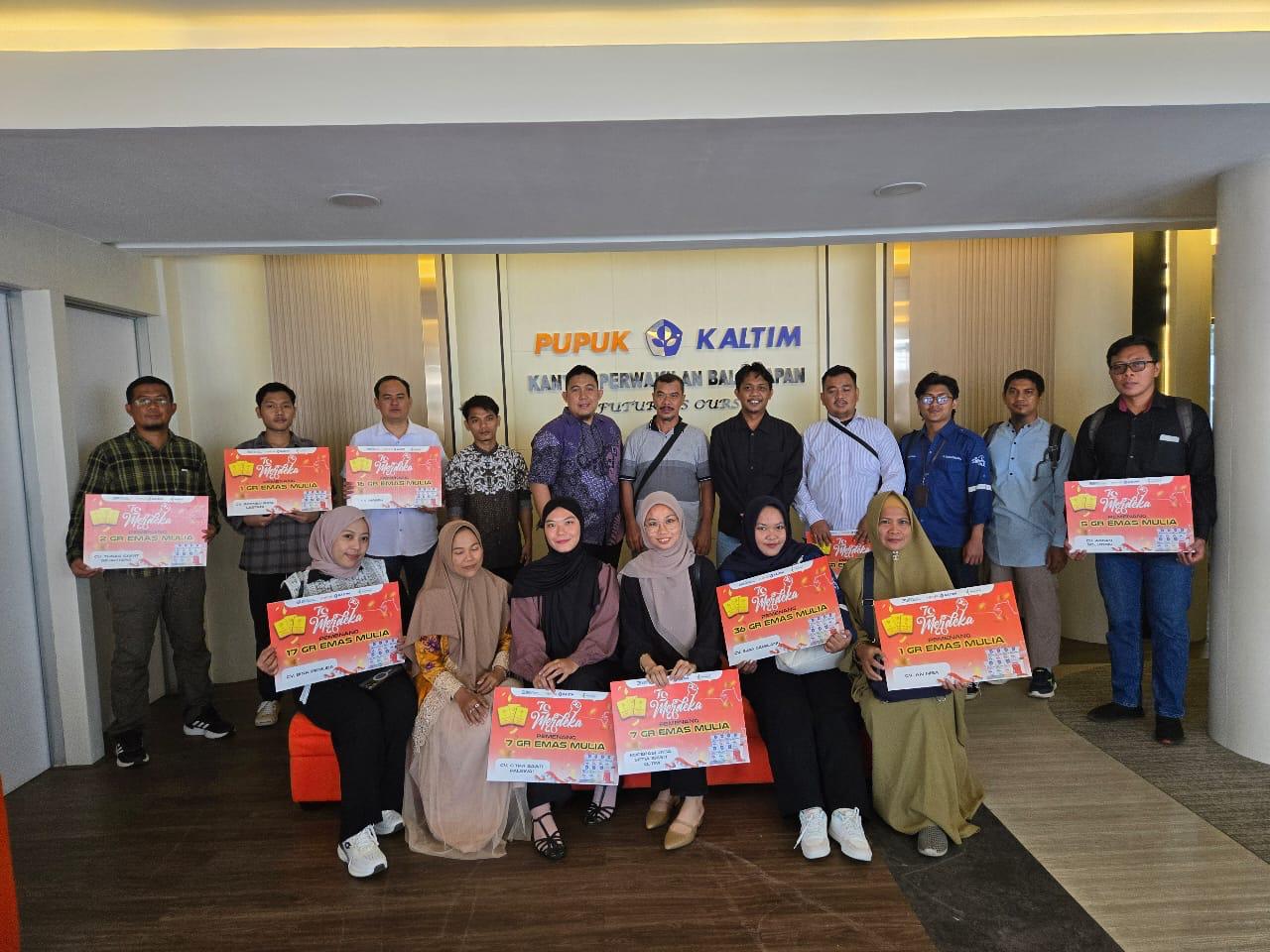 Para distributor unggulan yang mendapat penghargaan dari Pupuk Kaltim lewat program bertajuk "Merdeka NPK Pelangi"