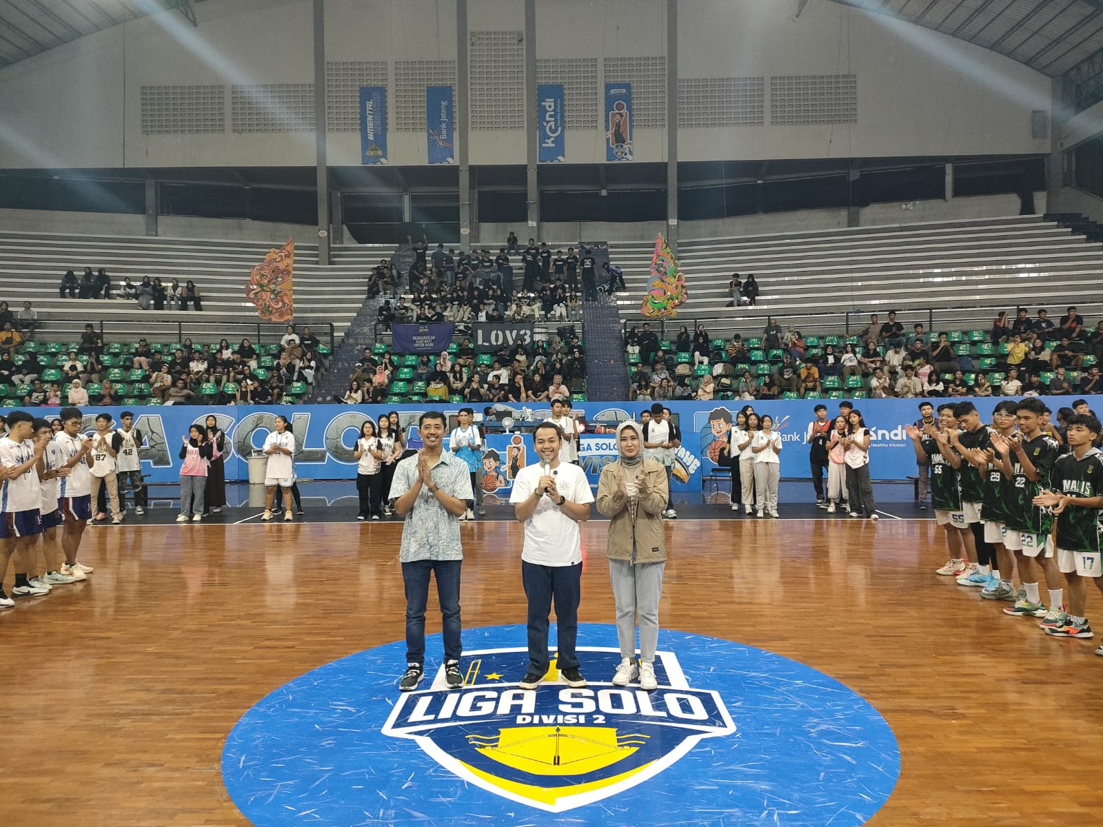 Calon Walikota-Wakil Walikota Solo Respati Ardi-Astrid Widayani membuka Liga Solo Divisi II di Gor Sritex Arena, Sabtu (19/10) malam.